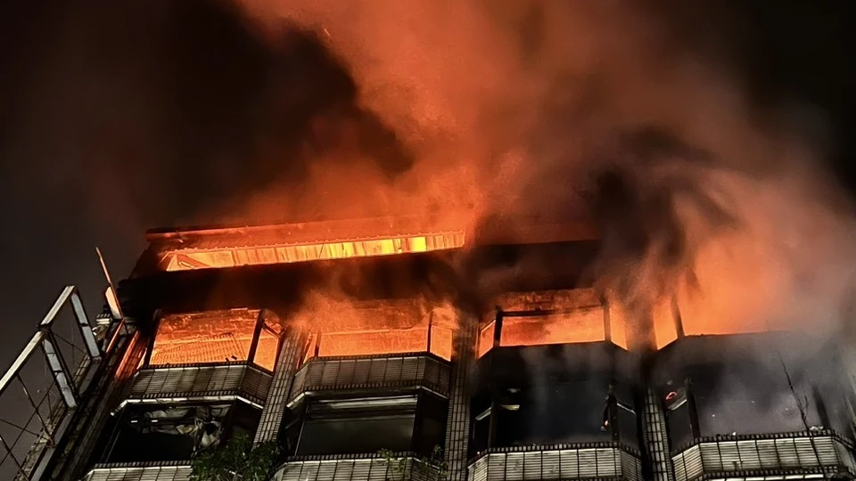 桃園民宅深夜惡火！5樓一路竄燒至8樓　火舌吞噬300平方公尺