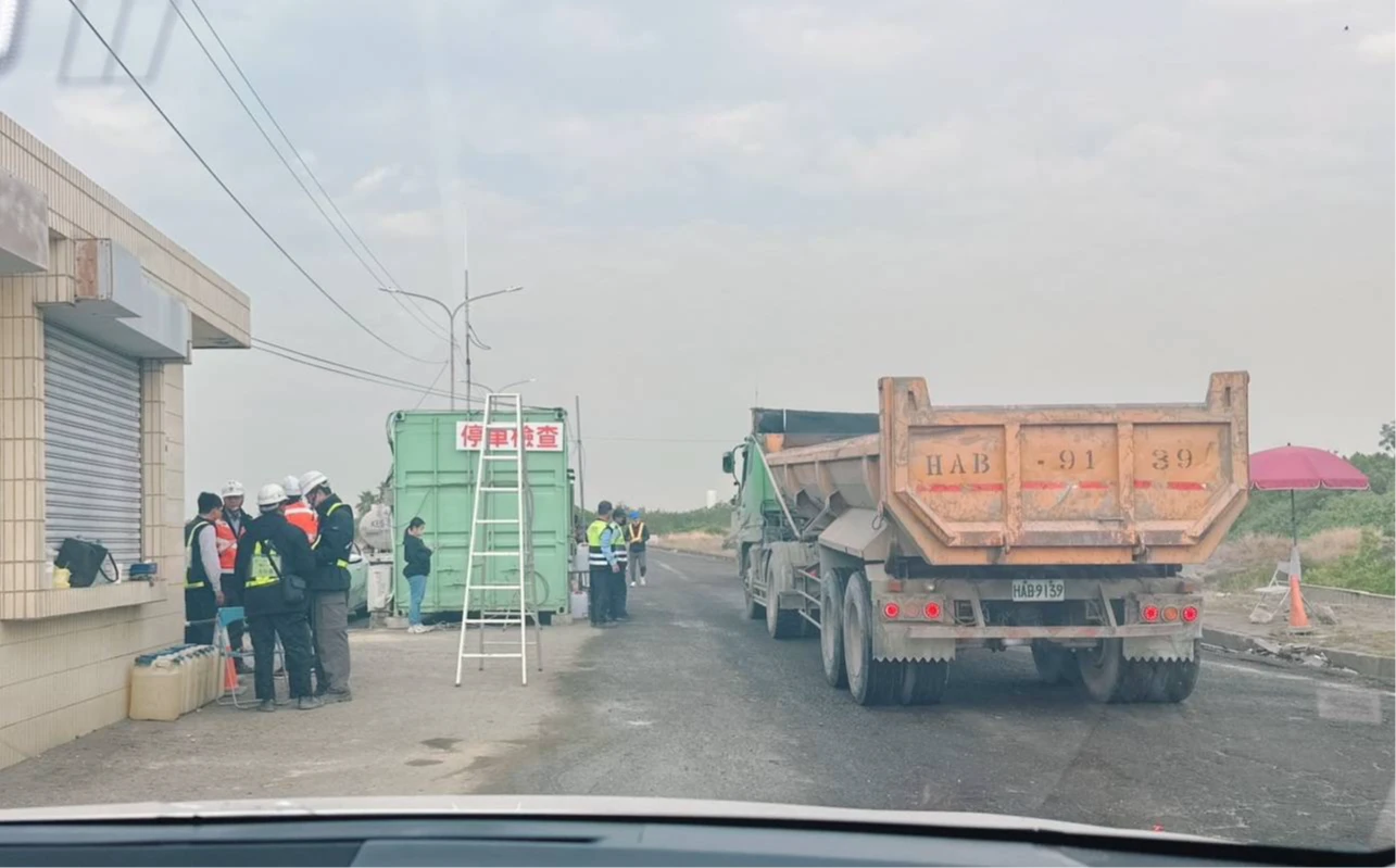 「土方之亂」工地停工、校園堆小山　高市府澄清：直送港區去化、13處合法場量能足