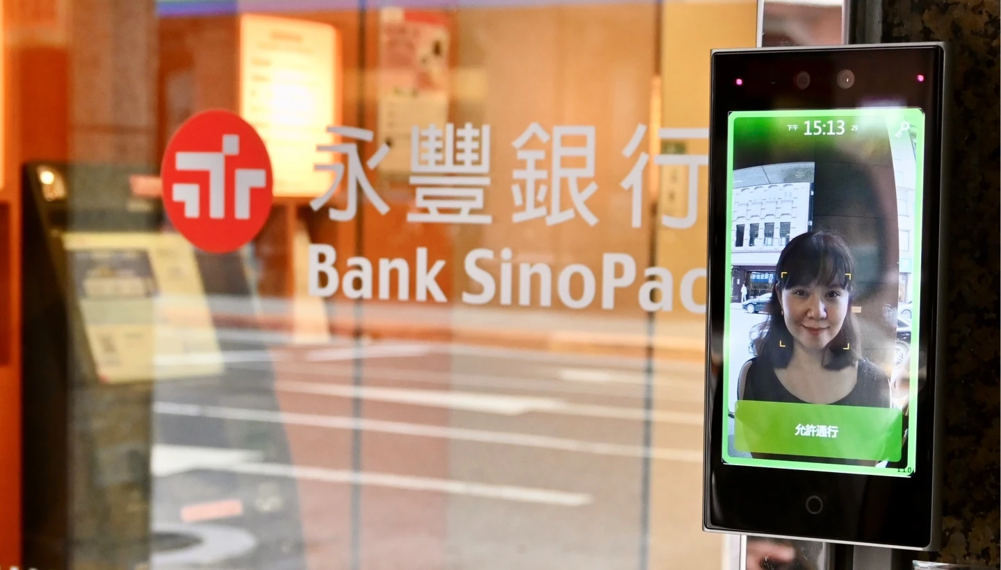 不只ATM戴口罩被「嗶」！這銀行推「AI人臉辨識」　刷臉才能進門