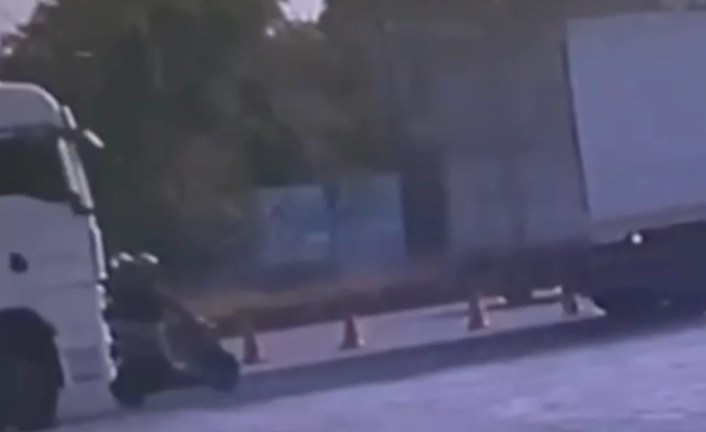 驚悚片｜高雄捷運施工縮道釀悲劇！情侶雙載遭大貨車撞輾　倒地雙亡