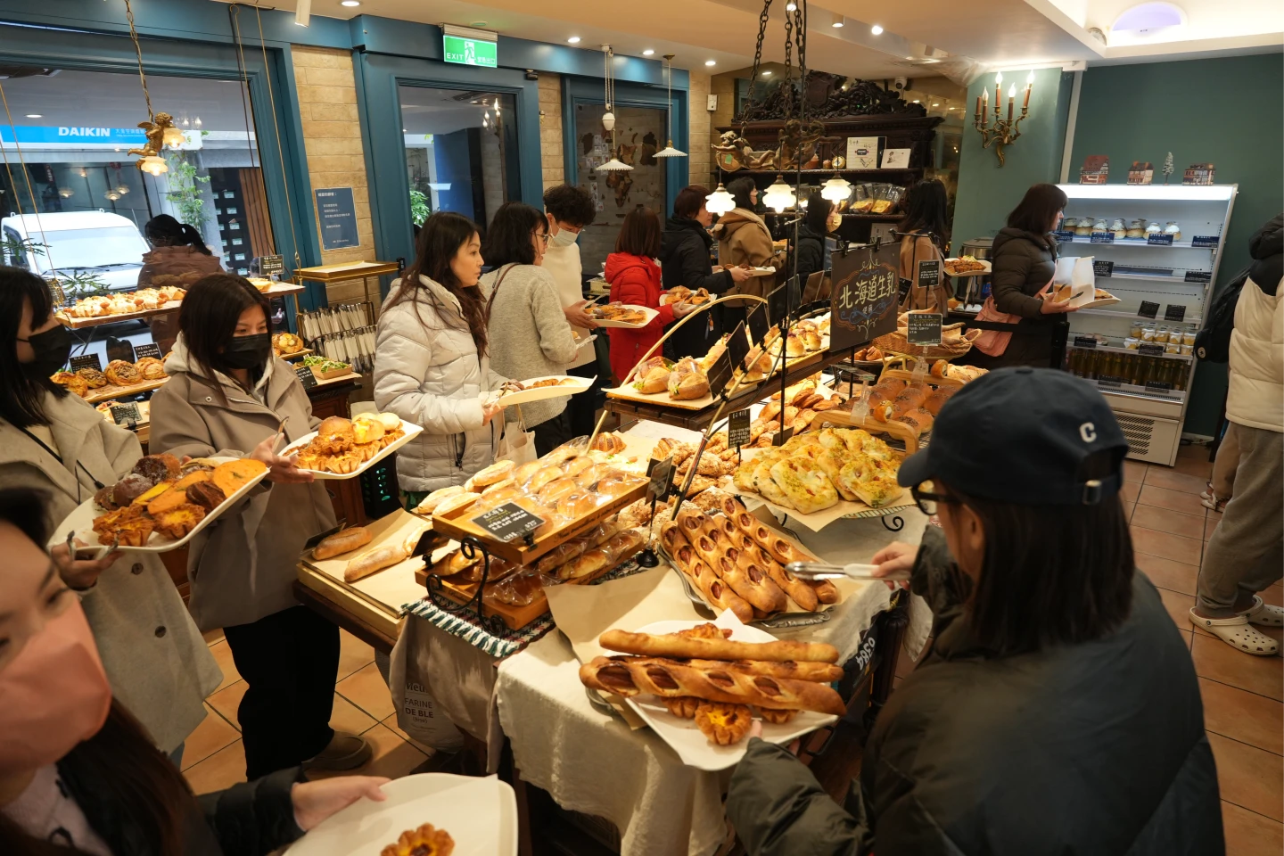 直擊爆買現場｜明太子就怕搶輸人　巢屋超夯秘密：整盤刷千元不改色