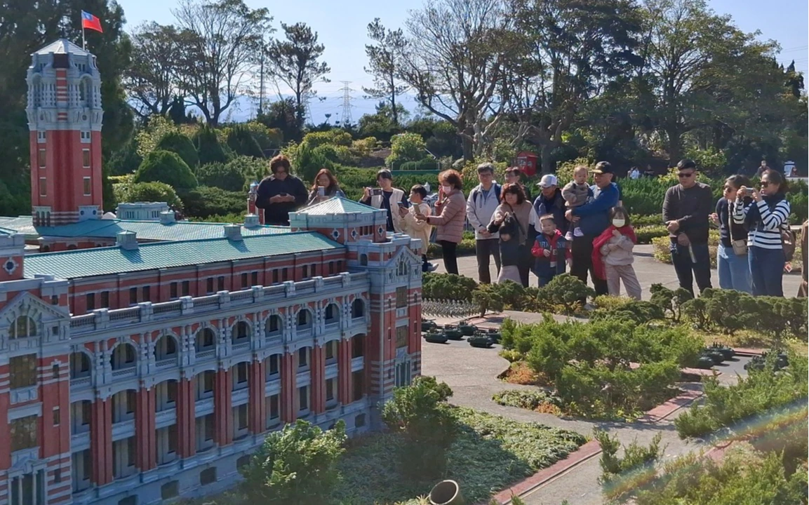 孩童爬上迷你建築成「進擊的巨人」！小人國發聲了　網怒誇張：家長在哪