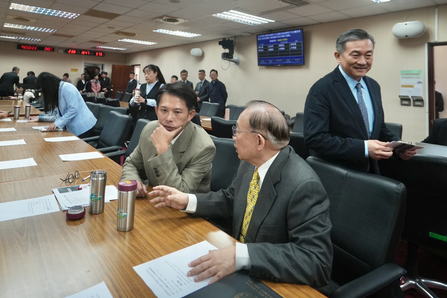 眾人傻眼！黃國昌匆離場帶走國防部機密資料　王定宇派員衝去追回