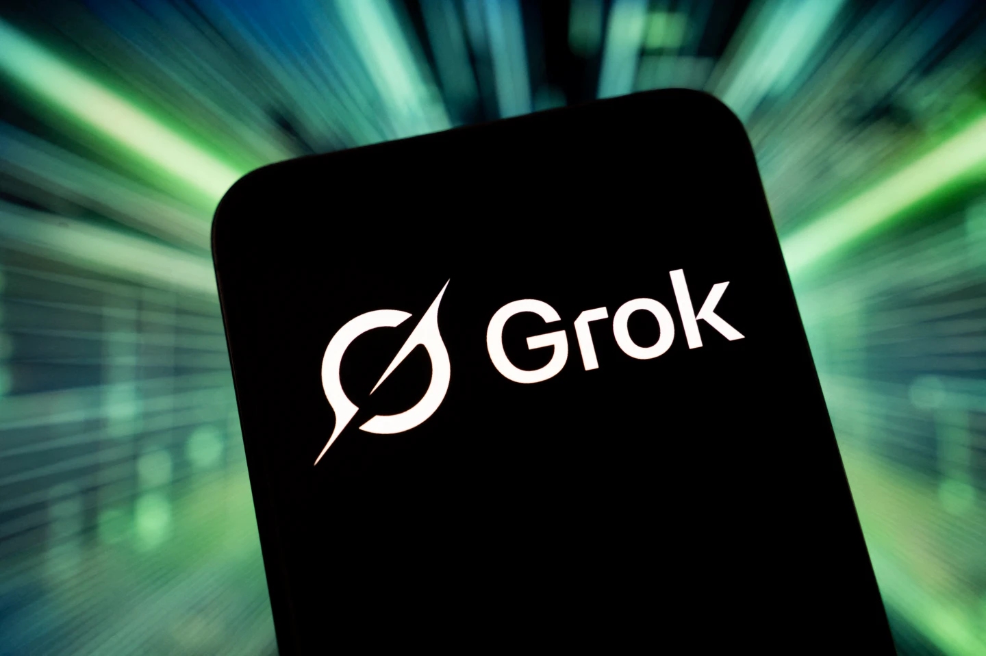 馬斯克Grok生成深偽不雅照引眾怒　歐盟研議禁止「AI脫衣」應用