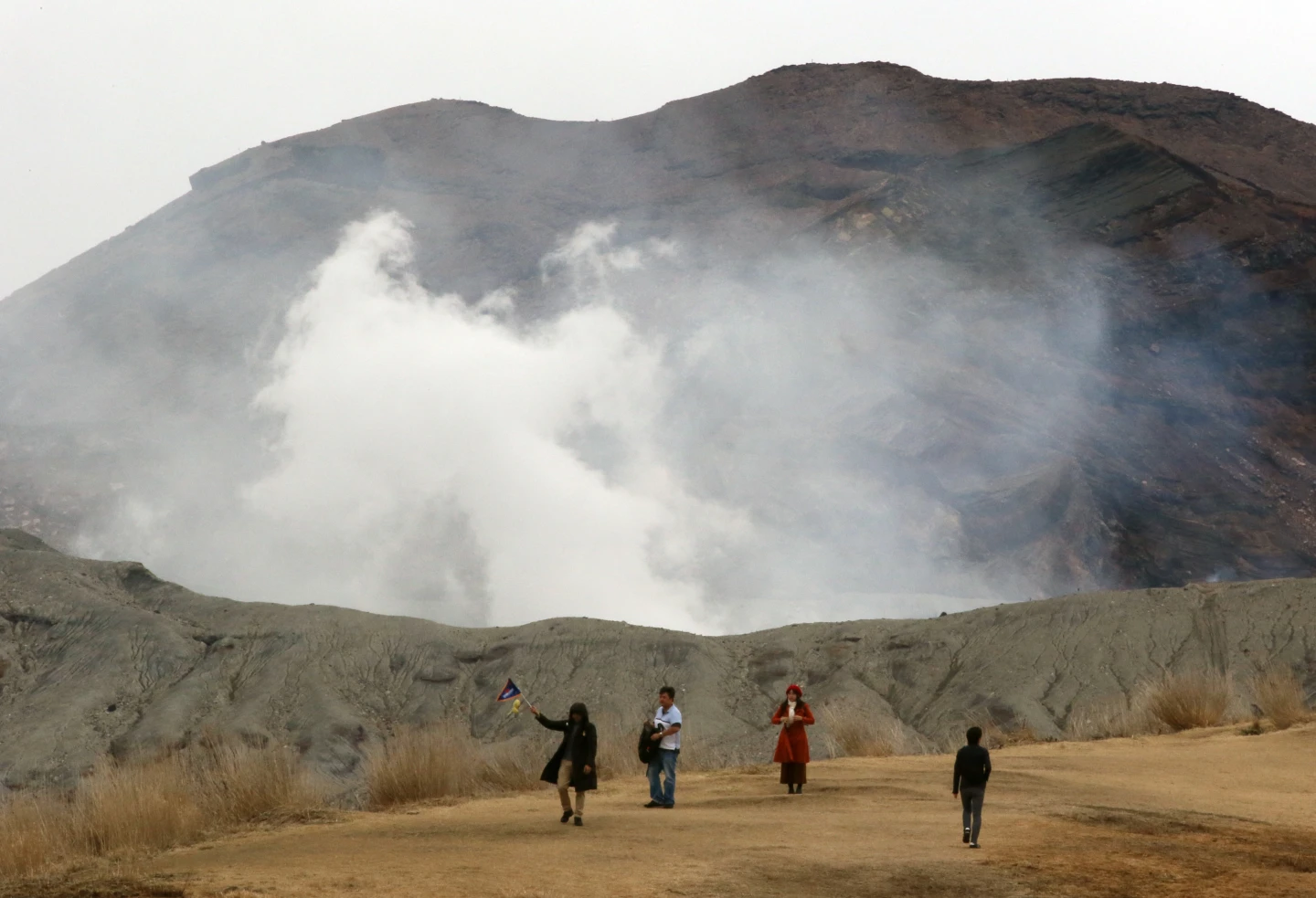 搭直升機看阿蘇火山口是遊客熱門行程　業者聞墜機驚呼：怎麼會⋯⋯