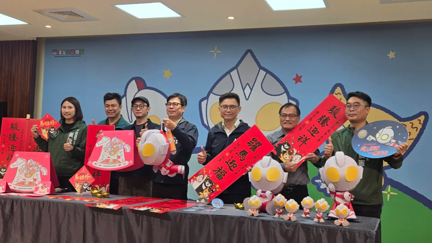 有片｜高雄「超人力霸王」提燈亮相！發放時間曝光　陳其邁虧賴瑞隆一句全場笑翻