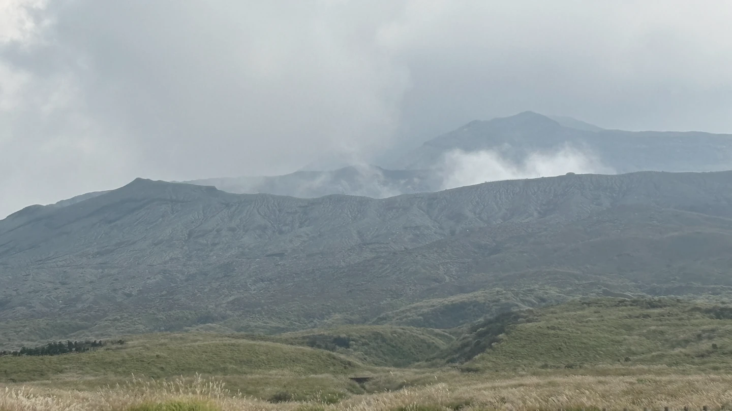 2台人搭阿蘇火山直升機失聯「已確認機身殘骸」　即時影像疑拍到墜毀瞬間