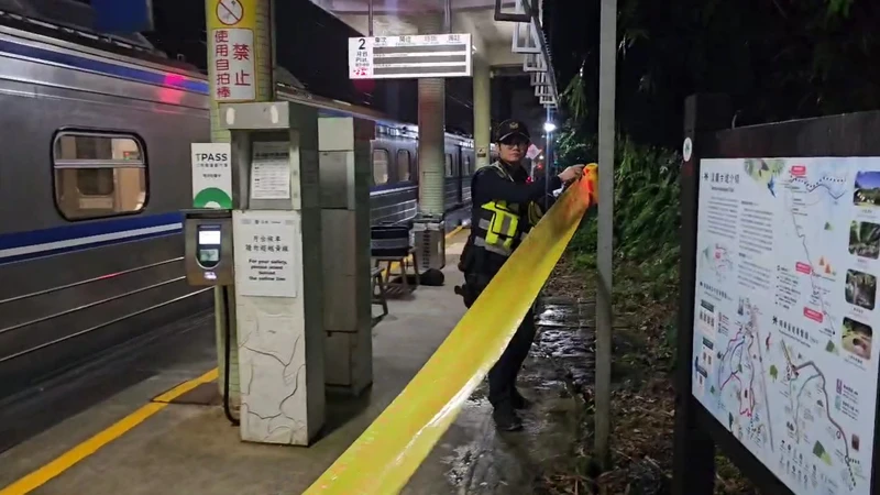 男子魂斷暖暖站！疑撿物遭列車撞擊　物品落軌快求助台鐵「夾物神器」