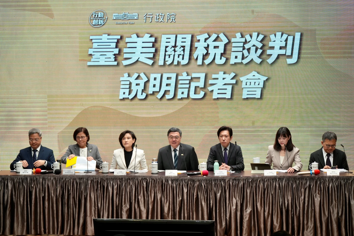 直播｜在野批賣國！卓榮泰、鄭麗君率首長上火線　親報告關稅談判