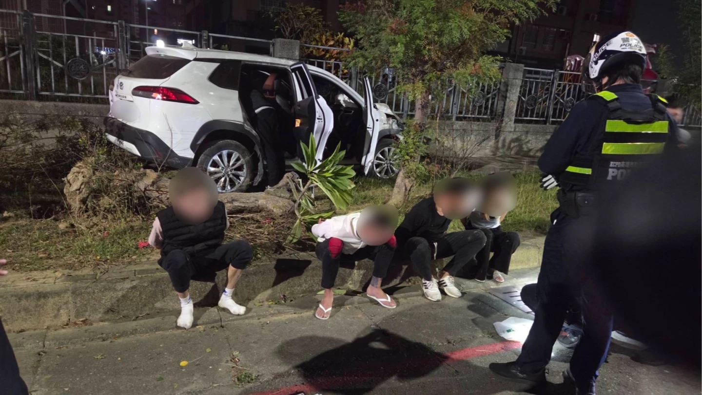 有片｜高雄深夜黑白雙車追逐擦撞！車內查獲刀槍　所長稱「只是小朋友吵架」衝突原因還無法掌握