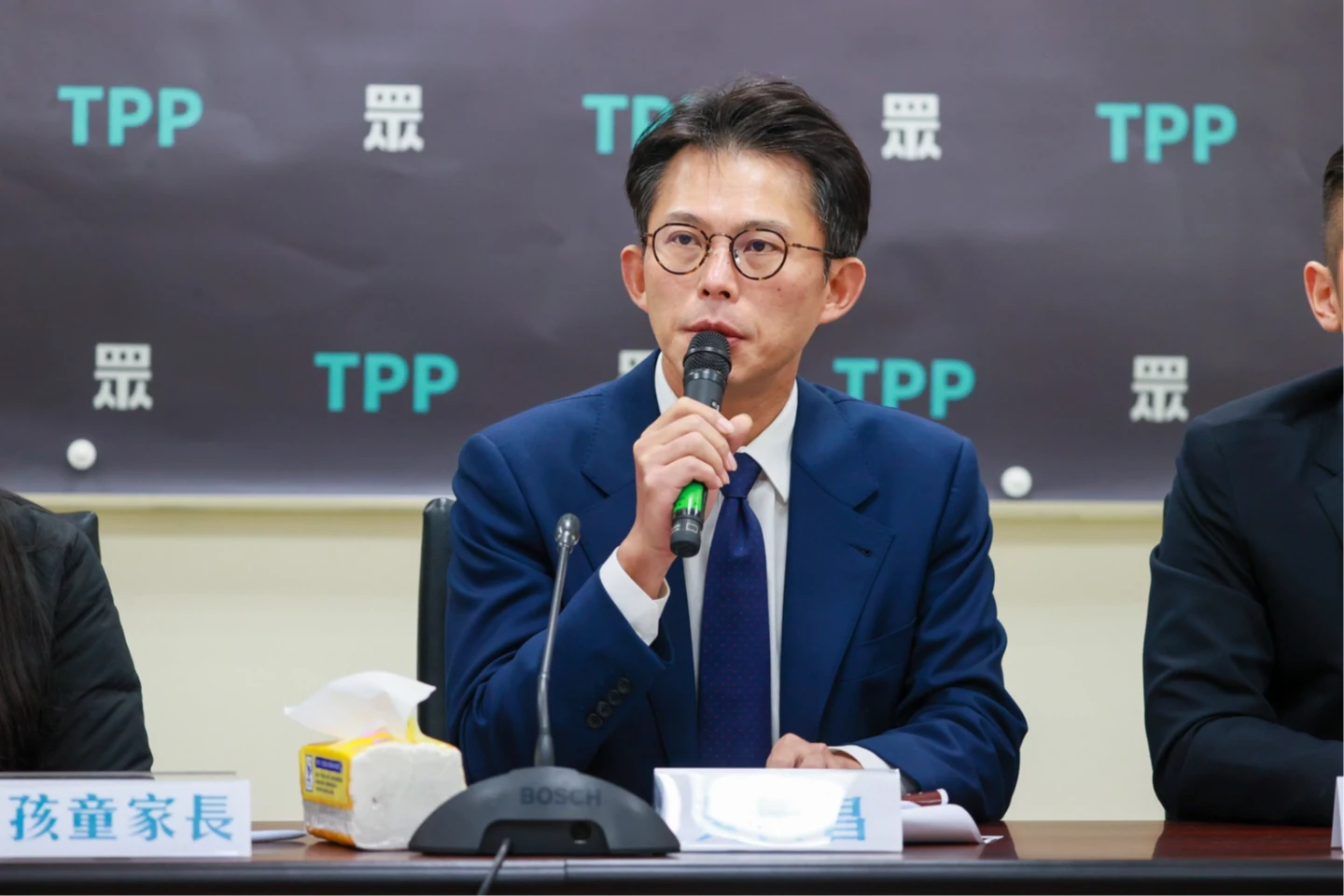 帶走國防機密文件！綠委調閱影像轟恐洩密　黃國昌反嗆：我發現後就自己拿回去了