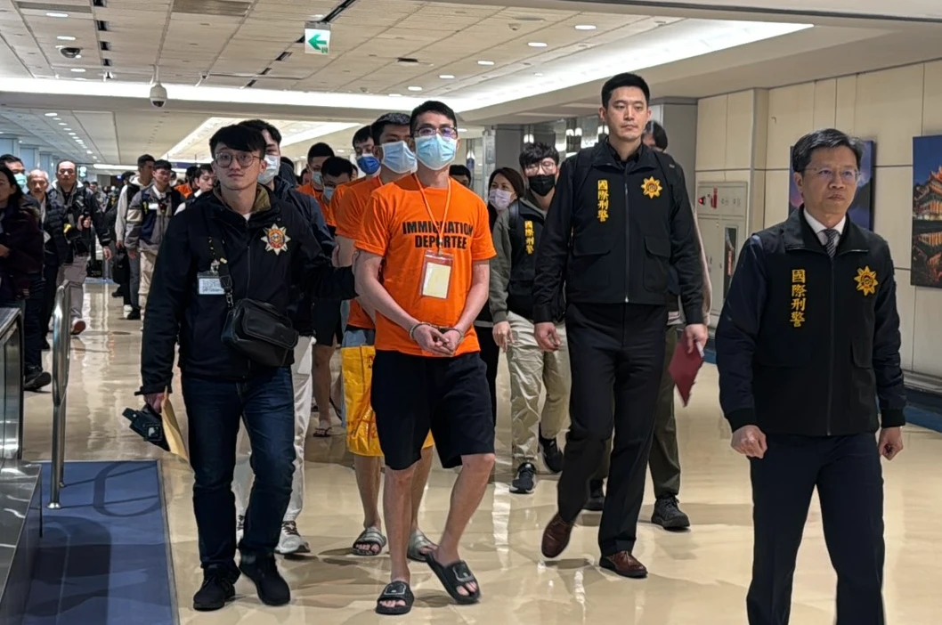 有片｜四海幫詐騙機房隱身宿霧別墅！還有幫傭和司機　台菲聯手逮17人遣返回台　