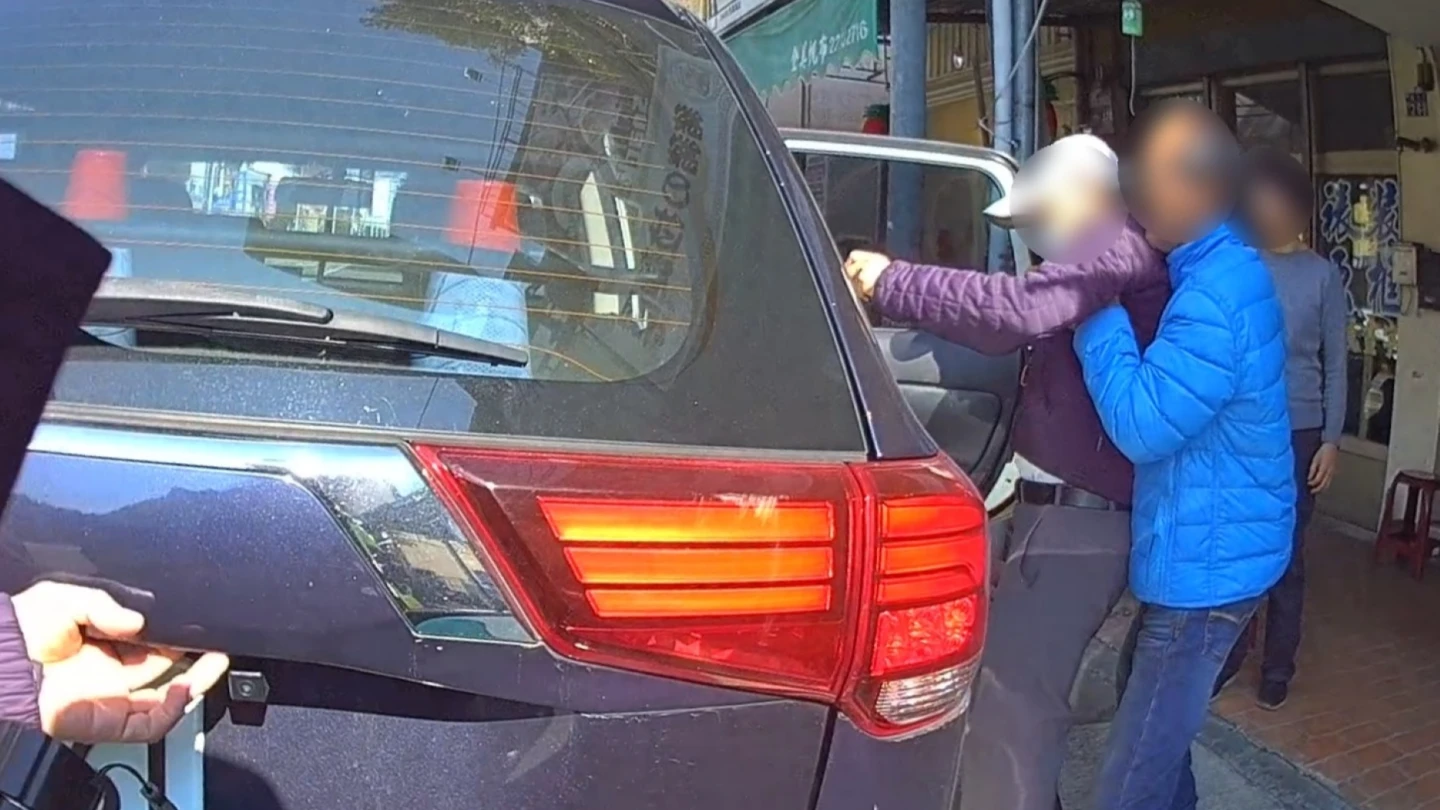 有片｜90歲阿公街頭行走突「定格」！熱心夫妻急報案　暖警護送回家