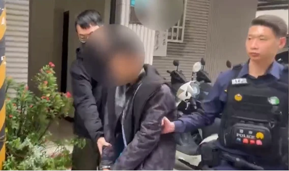 男開車拒檢！竟加速拖行警員遭開3槍　逃14小時落網搜出槍毒