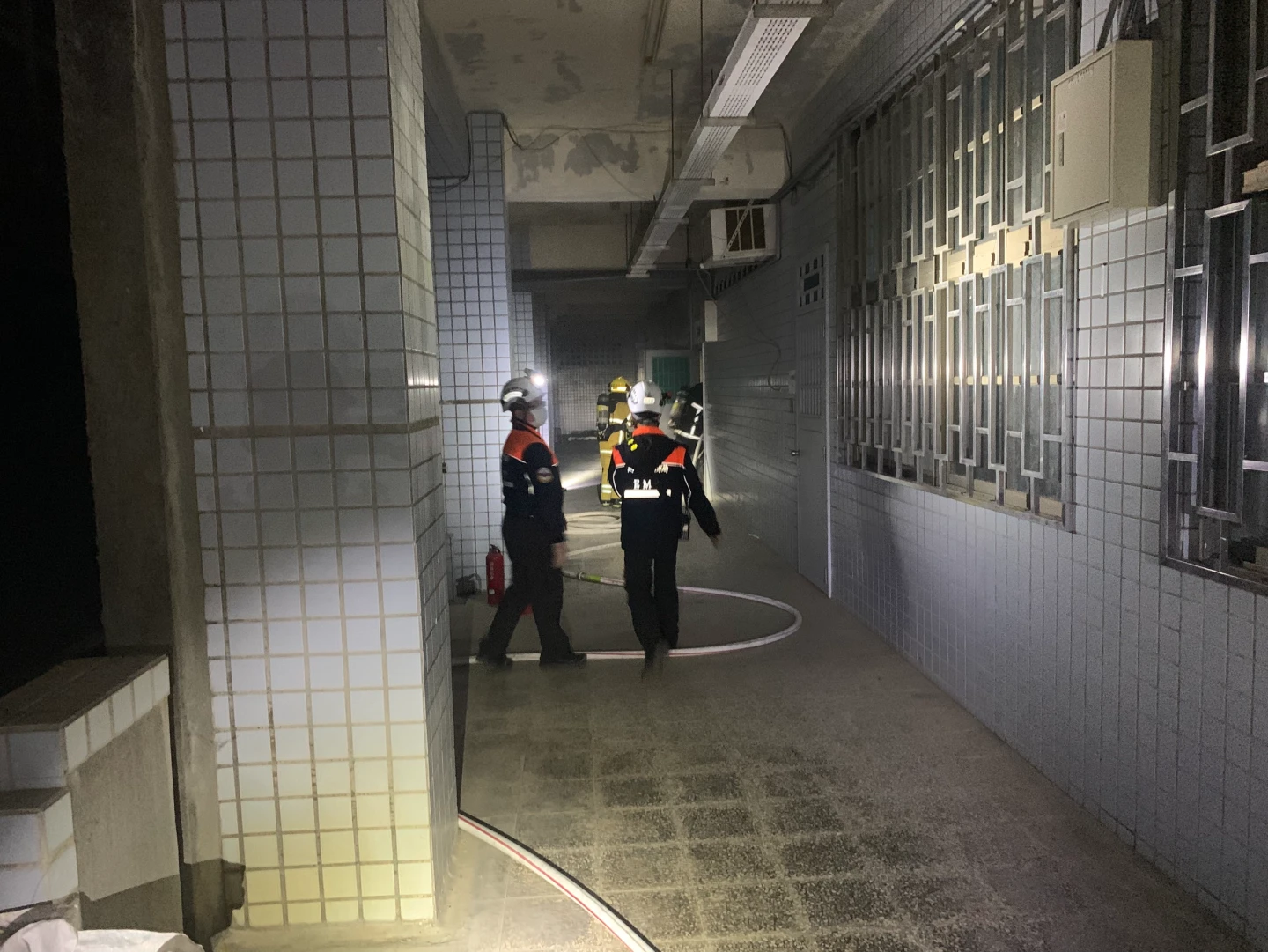 高雄新莊高中化學教室深夜冒火光　警衛聽到警報急報案、起火原因待查