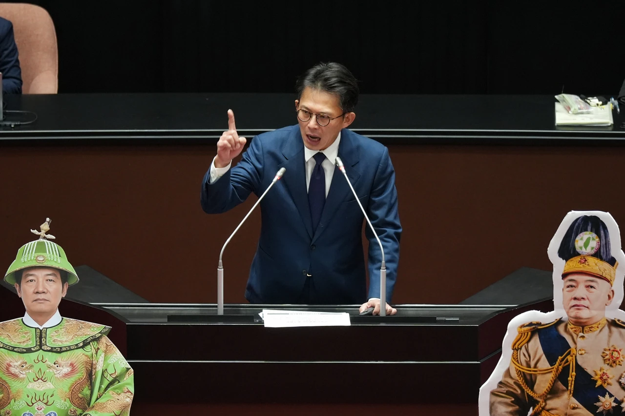 黃國昌攜國防機密文件闖禍！綠委調閱影像打臉「30秒說」　疑他梯間翻拍