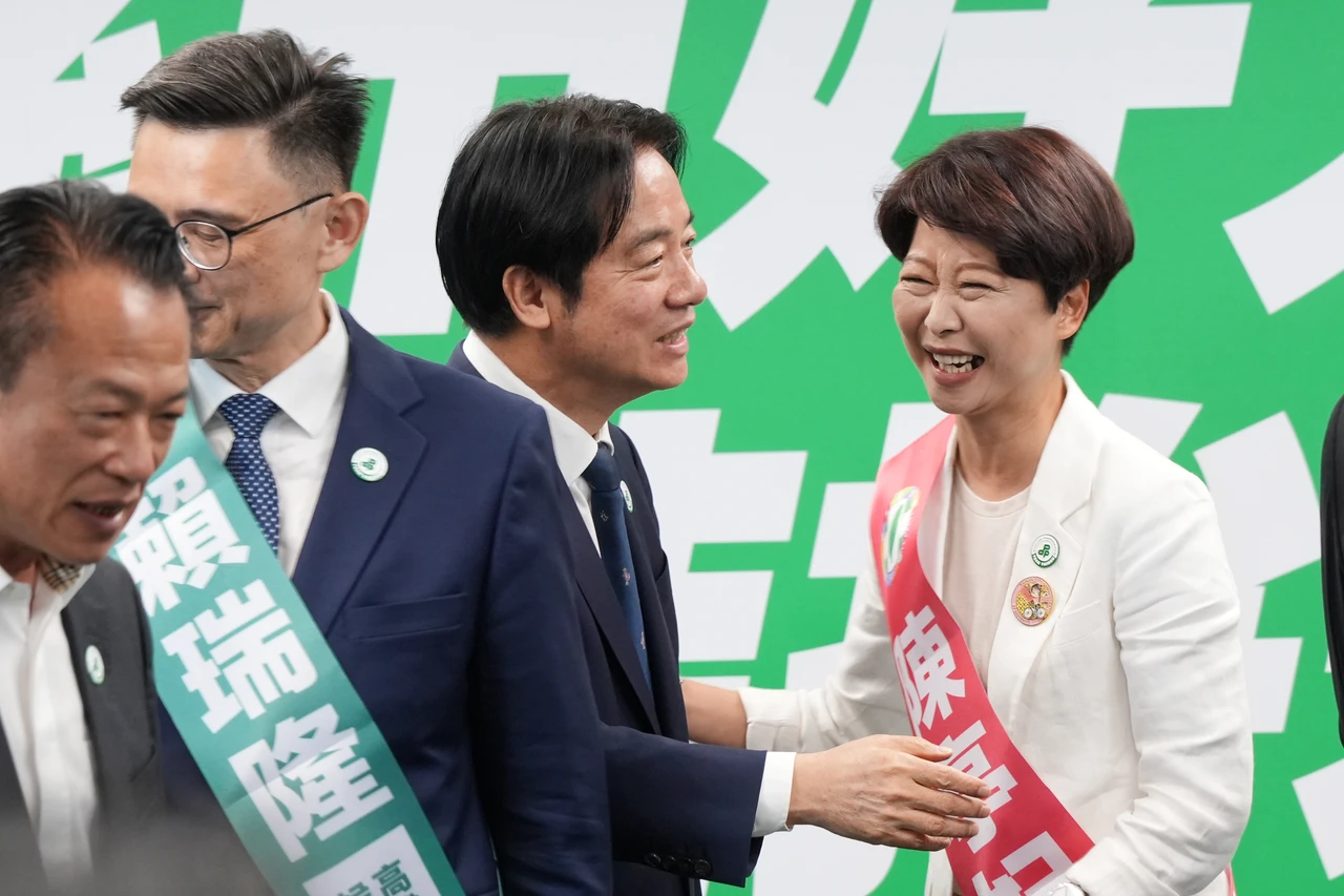陳亭妃致詞感謝3男人！賴清德表情很有戲　繫競選背帶熱情握手