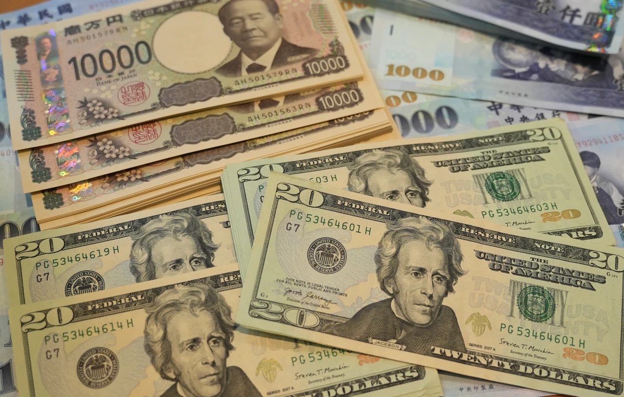 美元單日大跌1.3%墜4年低、過去1年重貶10%　川普談話加重跌勢