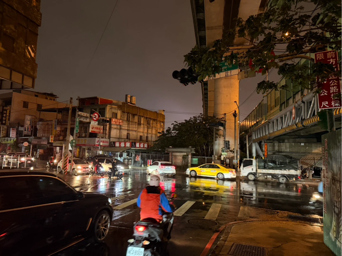 新北電桿鳥巢起火爆炸！2711戶停電　台電急搶修