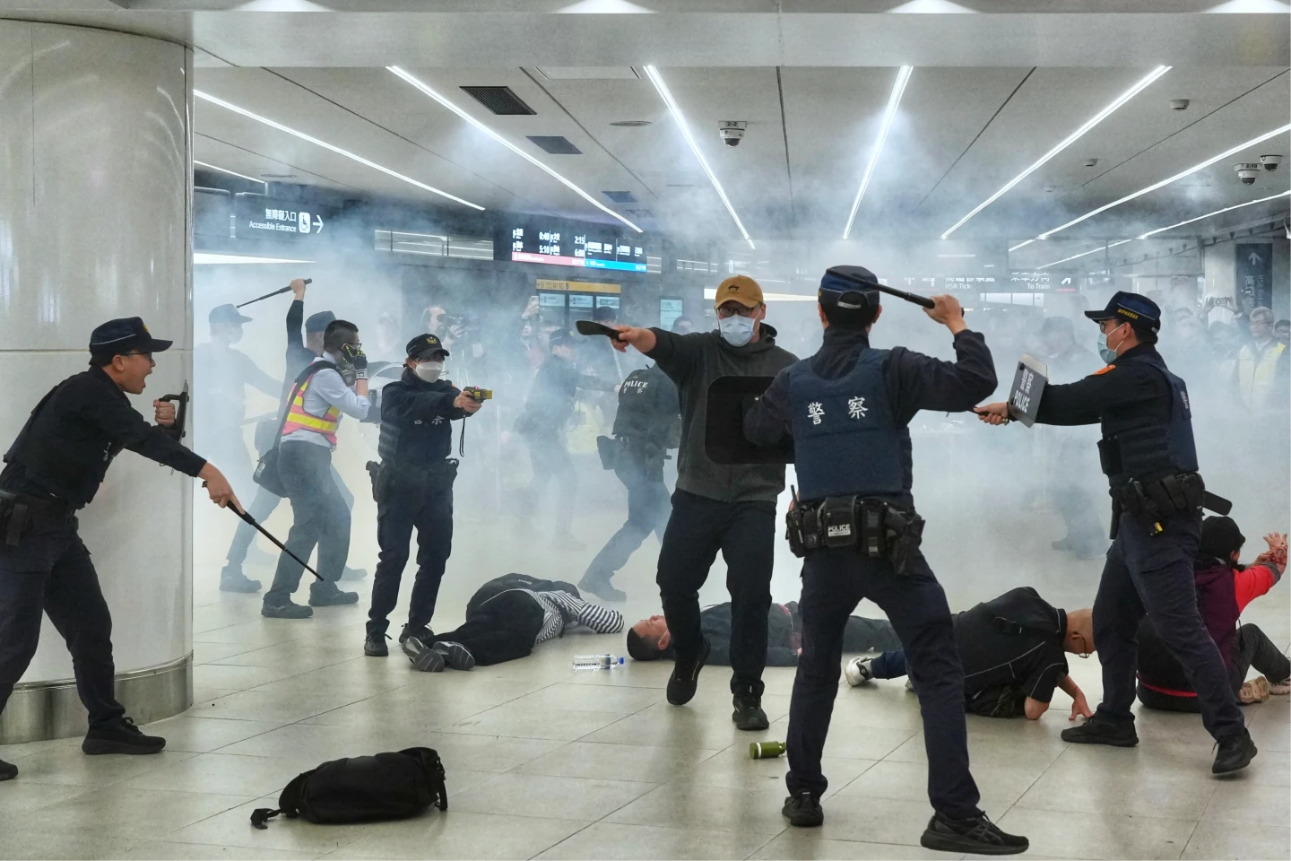 有片｜北車隨機攻擊演練超逼真！　歹徒持刀丟煙霧彈民眾急逃　