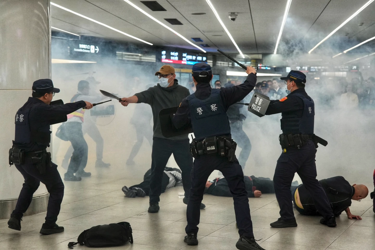 有片｜北車隨機攻擊演練超逼真！　歹徒持刀丟煙霧彈民眾急逃　