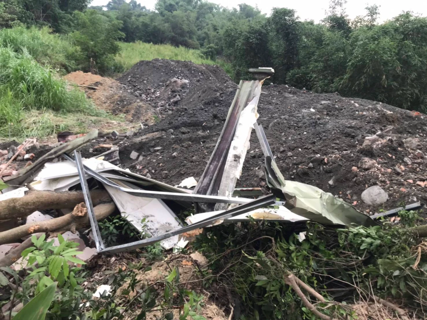 營建廢棄物濫倒40座足球場！光電場預定地、魚塭農田都受害　102人、27公司起訴