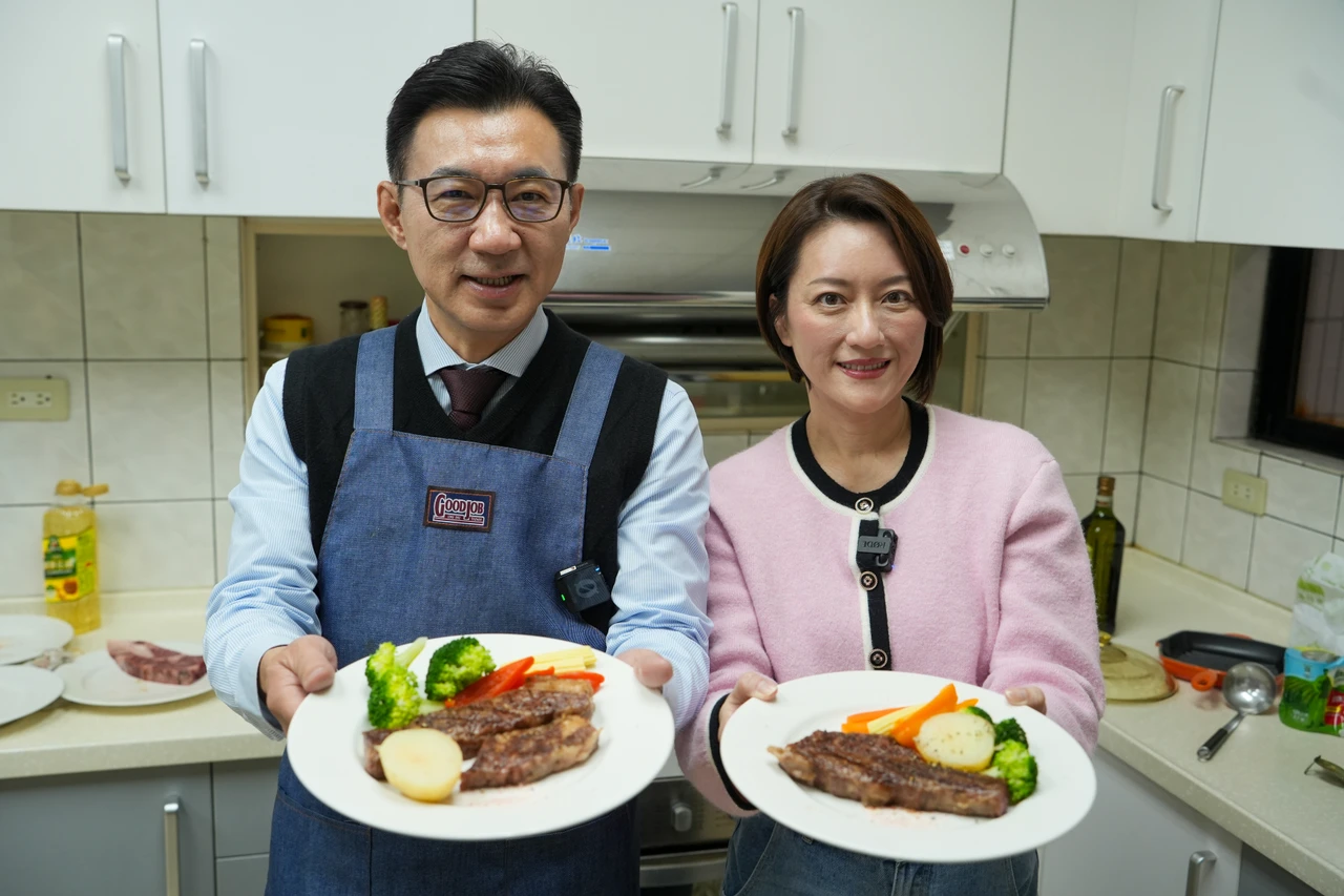 江啟臣過年放閃！煎牛排甜餵愛妻　遭吐槽「好久沒吃」還虧他前任多