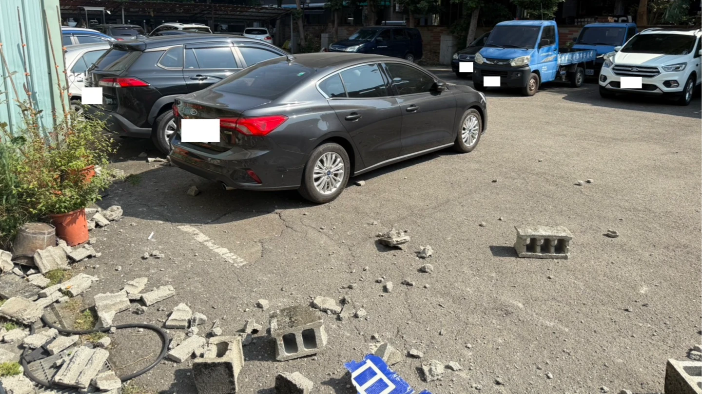 有片｜自小客失控衝撞國民黨台中黨部圍牆　磚石噴飛砸中市府員工