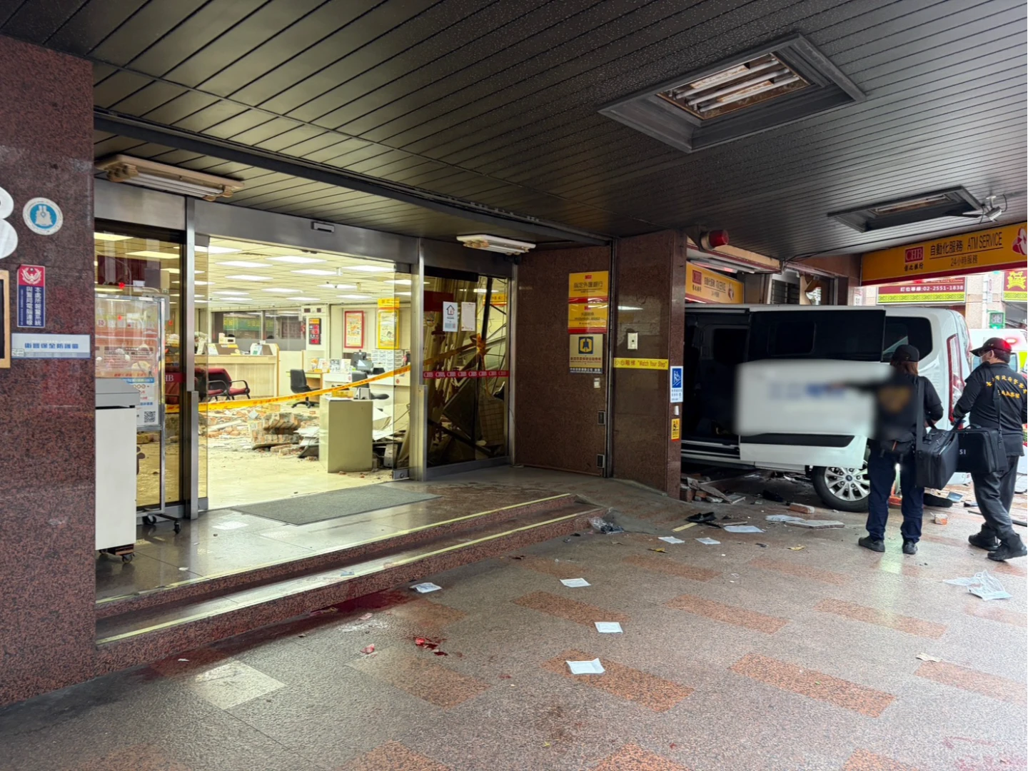 採訪車恐怖暴衝！撞進彰銀10人輕重傷　三立電視道歉：盡最大誠意負責