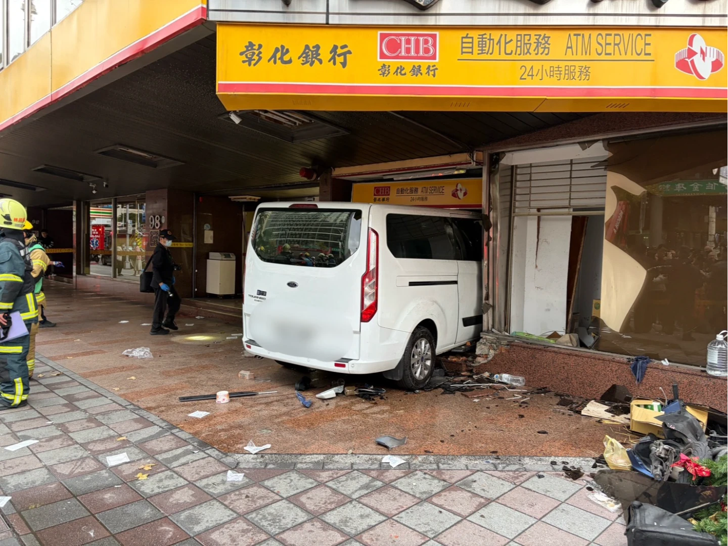 最新驚悚畫面曝！三立採訪車遭控搶快闖紅燈肇禍　網怒斥：扯什麼機械故障