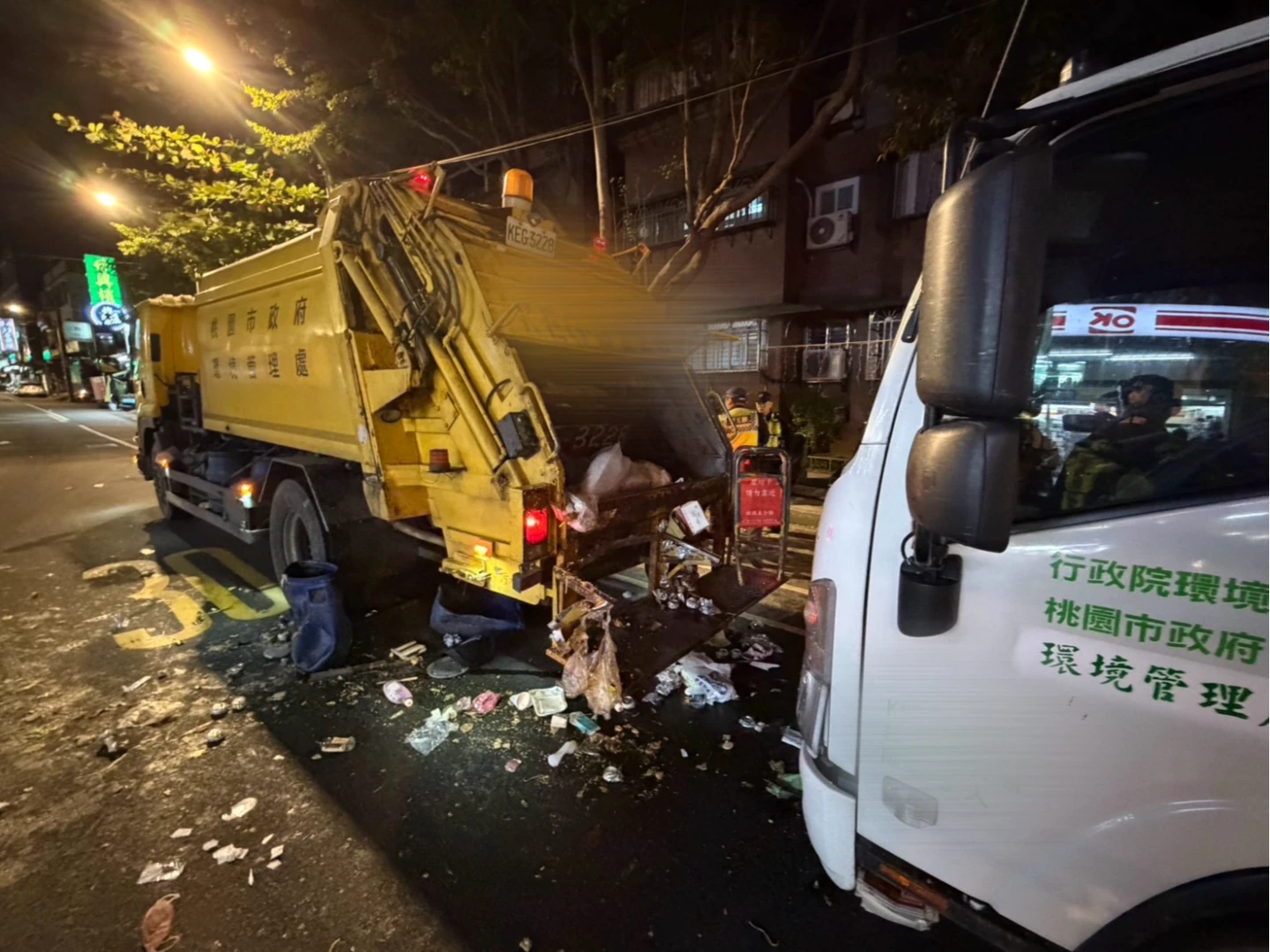 驚悚瞬間片｜倒垃圾遇死劫！桃園回收車追撞垃圾車「多人傷勢嚴重」　78歲婦人不治