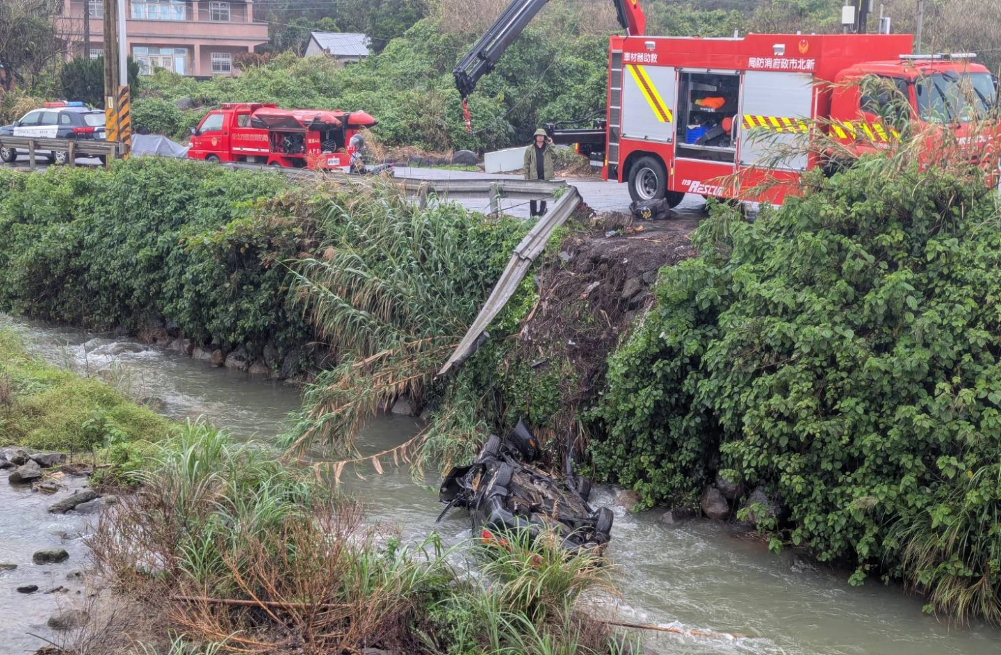 有片｜貢寮轎車自撞護欄墜溪谷　兄無生命跡象、弟擦挫傷送醫急救