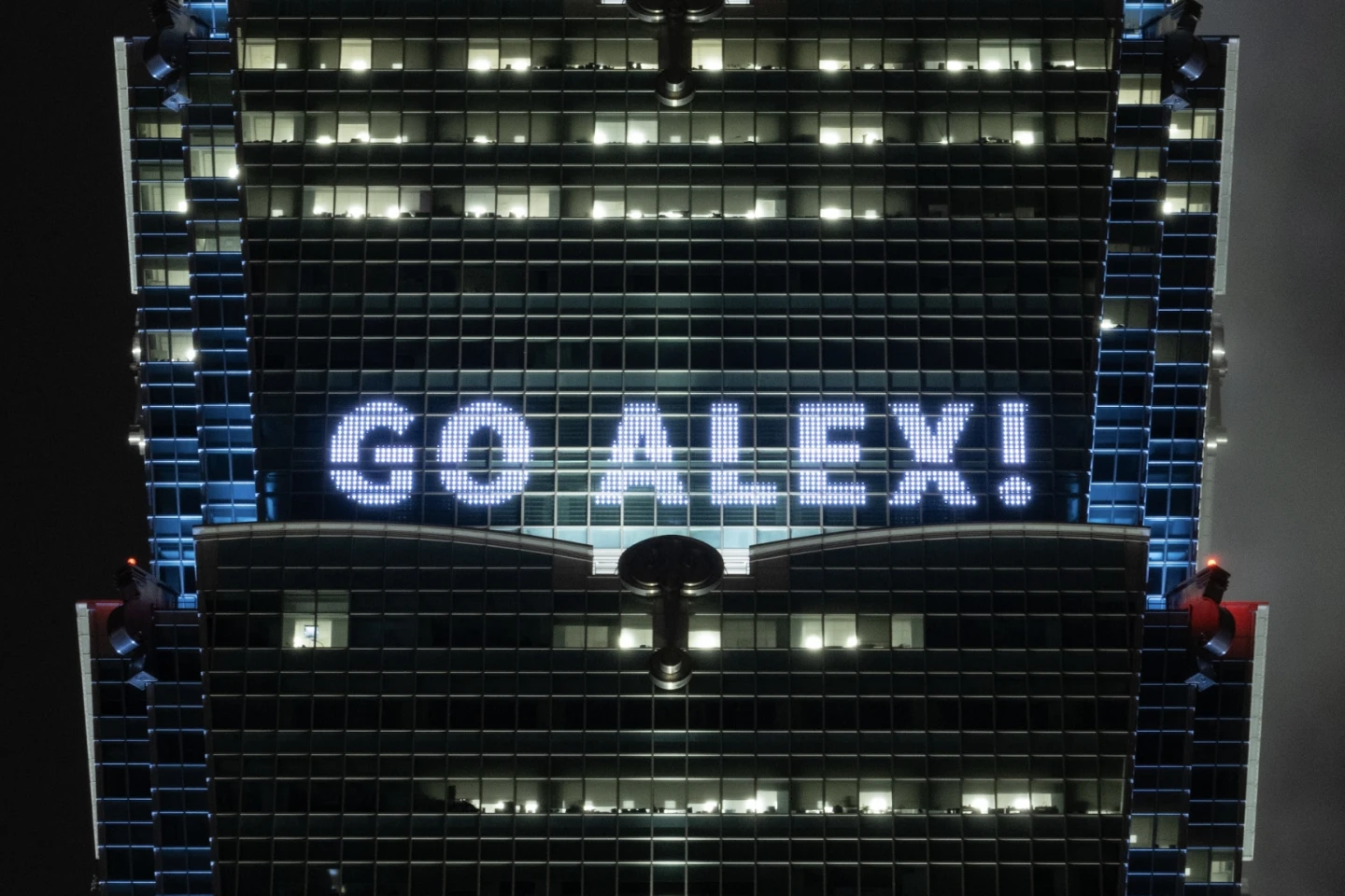 台北101今晚點燈「GO ALEX!」　賈永婕再發聲：這不是豪賭