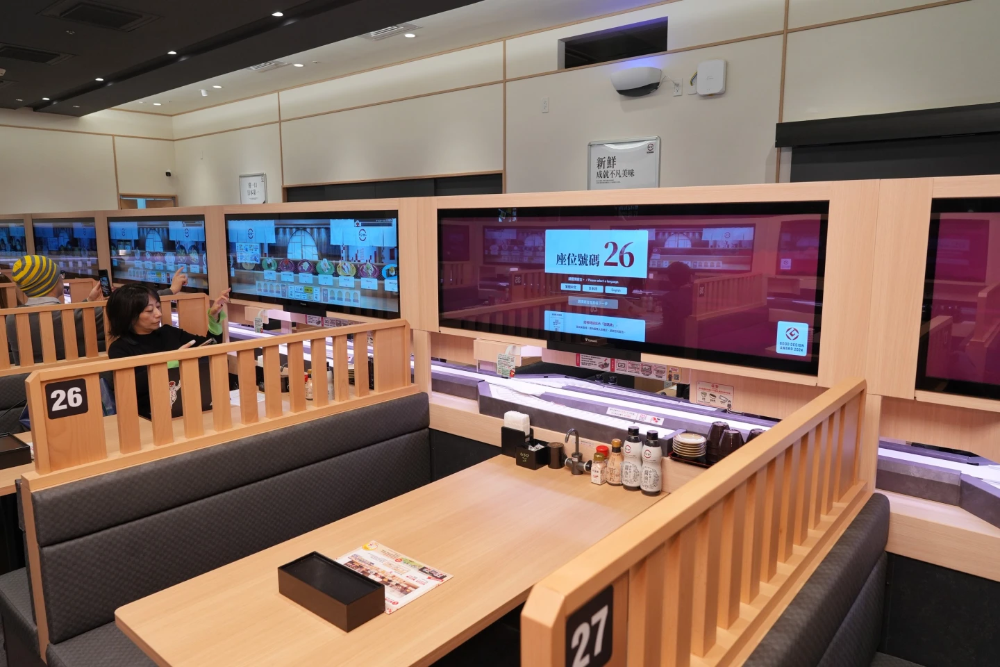 壽司郎微風南山店無迴轉台！「收5%服務費」真相曝　首引進150cm巨型螢幕