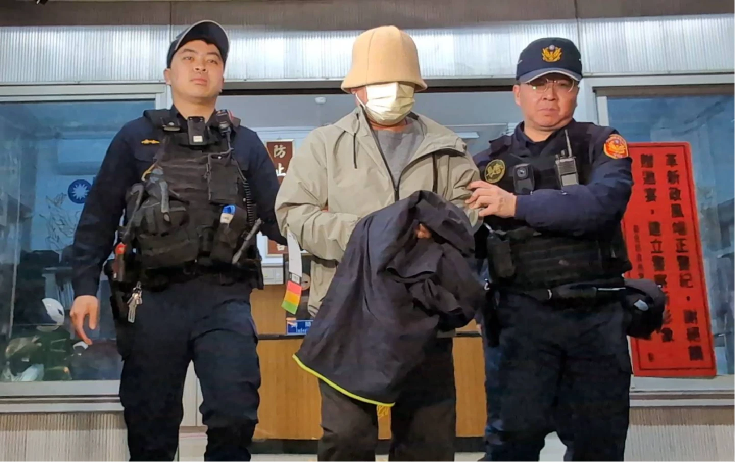 有片｜三立採訪車撞進銀行　2人住加護病房！駕駛過失重傷害罪移送地檢署