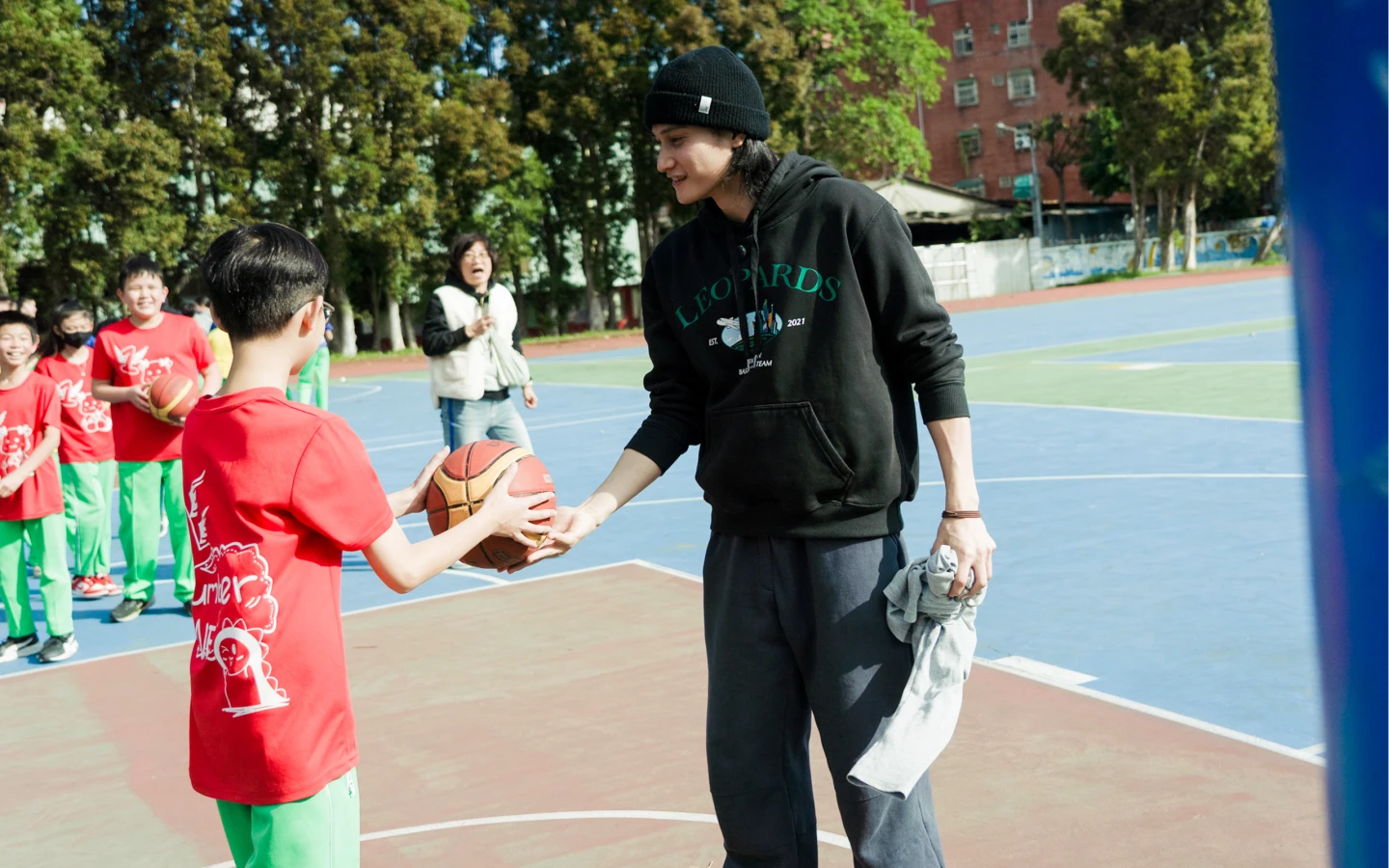 TPBL｜「豹達桃園」活動規模創新高！暖男小高扮「一日總教練」率11隊友前進校園