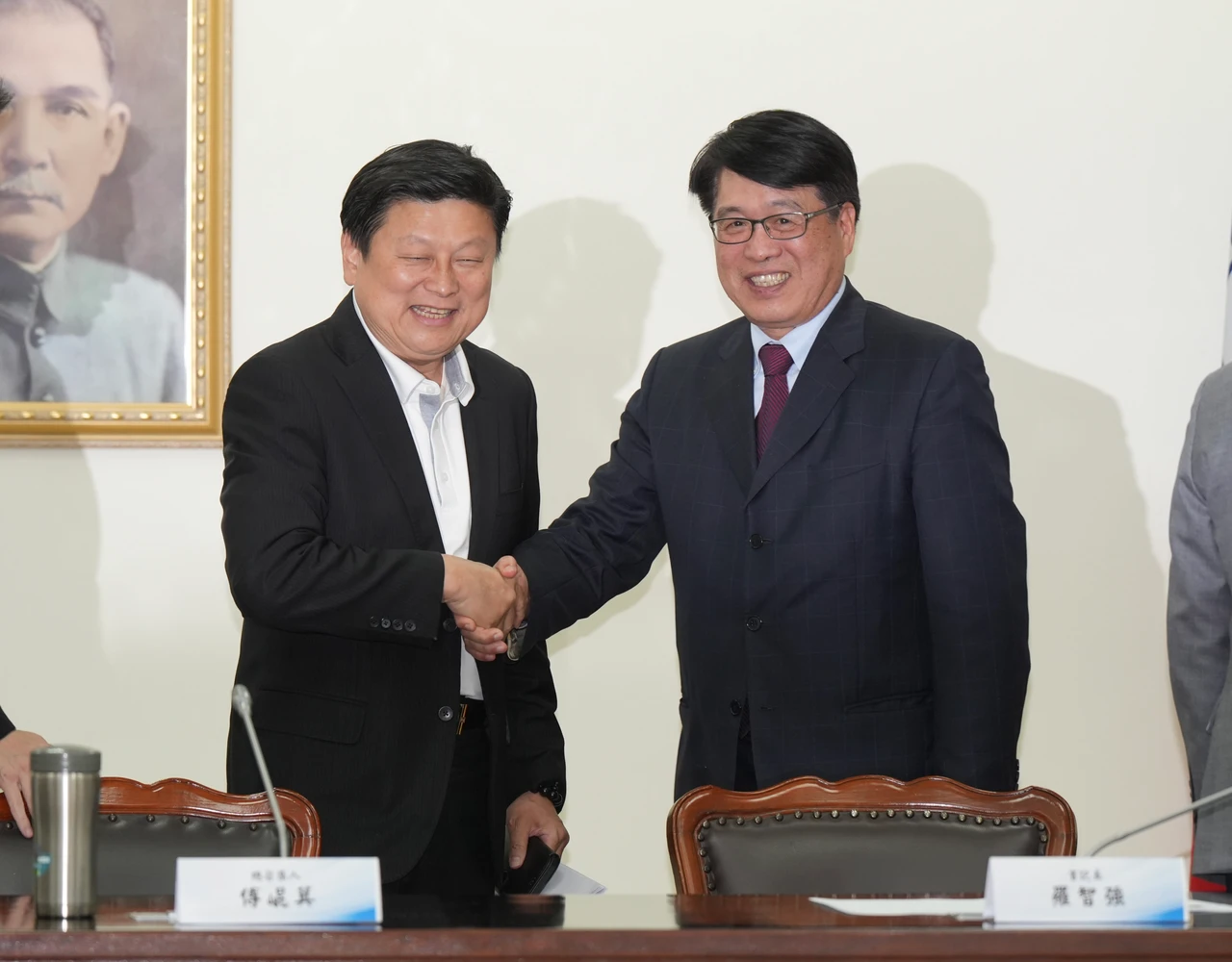 傅崐萁笑虧退黨「棄暗投明」　游盈隆：我對民進黨還是很有感情的