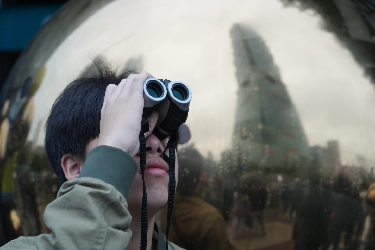 本周感動一瞬間｜赤手獨攀101民眾爭睹／罕病龍蝦爪父給女兒第一堂課