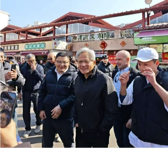 黃仁勳現身上海陸家嘴錦德菜市場買水果　與民眾合照展現親和力