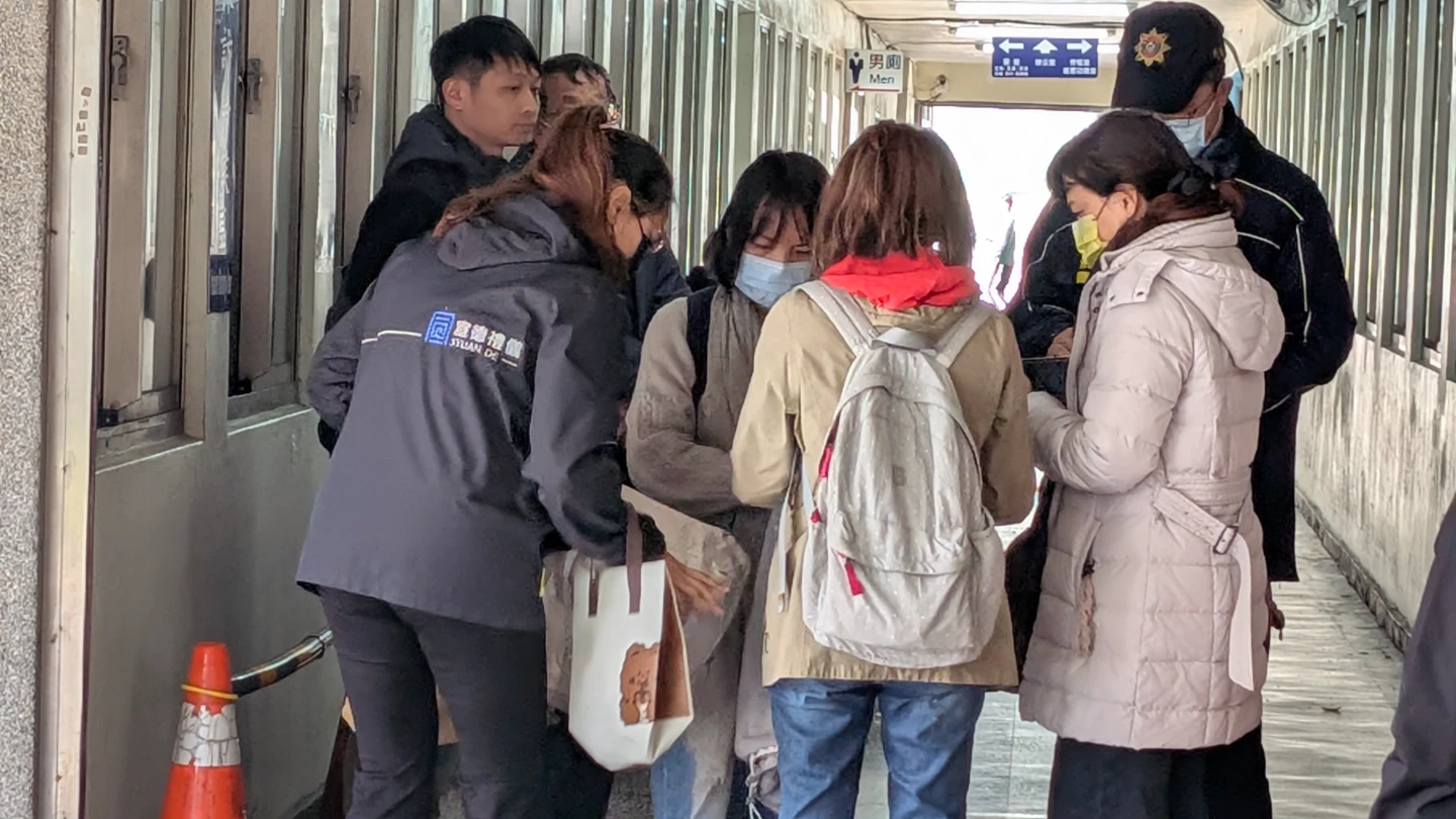 有片｜桃園回收車撞垃圾車釀1死6傷　法醫今相驗！邱婦女兒悲傷現身