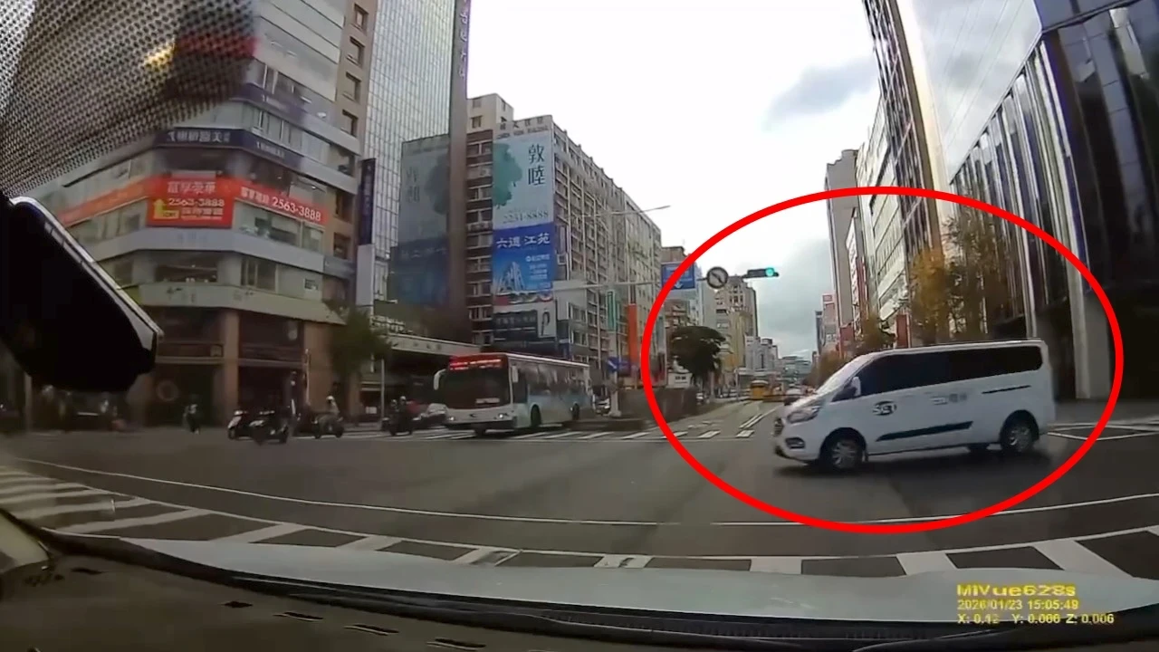 最新驚悚影片曝！三立採訪車遭控搶快闖紅燈肇禍　網怒斥：扯什麼機械故障