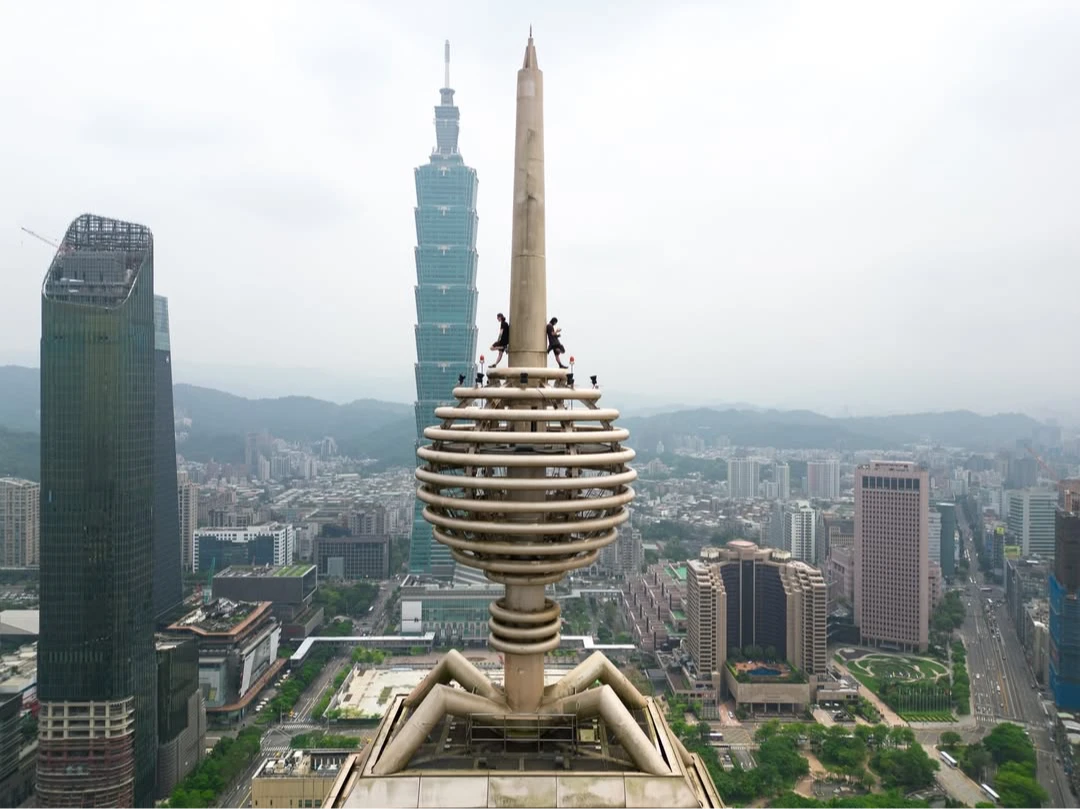 VIP席觀戰霍諾德攻克101！極限網紅先登頂遠雄尖塔金屬球　曬頭皮發麻「上帝視角」