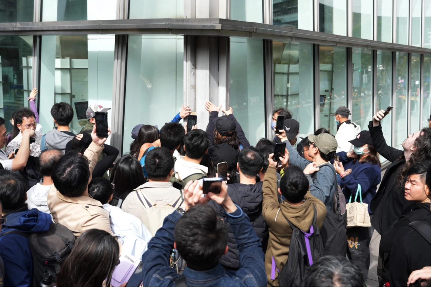 徒手登頂101史詩壯舉留痕！民眾朝聖霍諾德「止滑粉手印」　熱情粉絲掀打卡熱潮