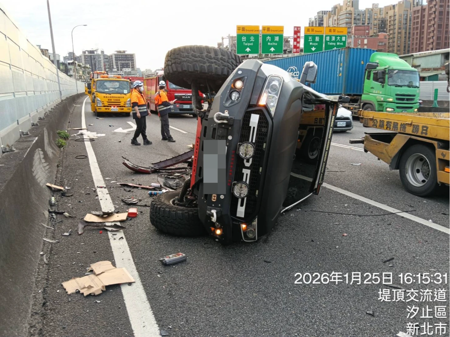 國一北上12.5k車禍！追撞外側事故車　釀1車側覆母子輕傷送醫急救