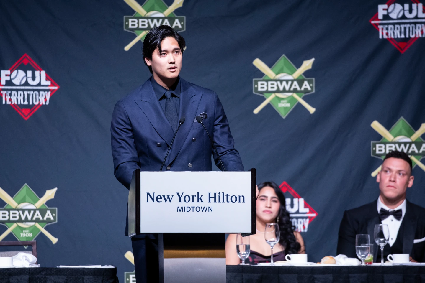 MLB｜大谷翔平深藍西裝帥氣領獎　感謝妻女：「讓我的生命變完整」