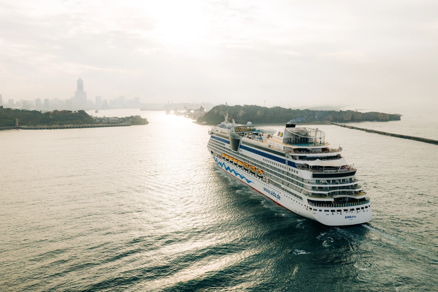 雙郵輪同日接力靠泊高雄港　首航「愛達女神」吸睛、探索星號晚間啟航菲律賓