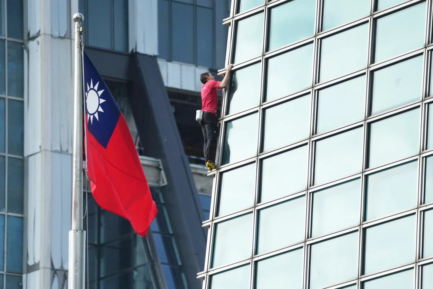 霍諾德徒手完攀台北101　賈永婕耍心機「國旗巧思」讓世界看見台灣