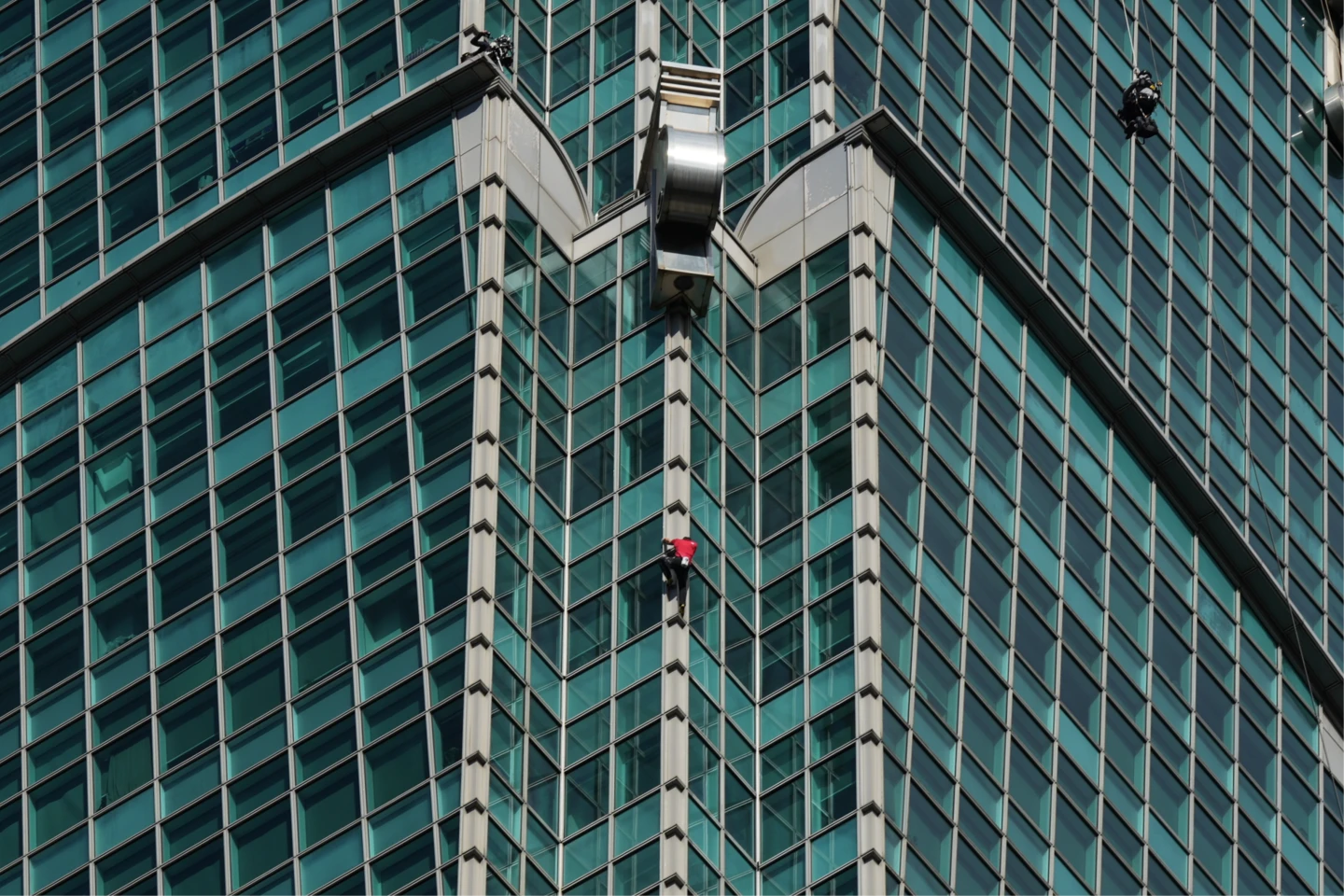 霍諾德90分鐘徒手登頂台北101　「竹節箱體」每爬8層才休息最耗體力