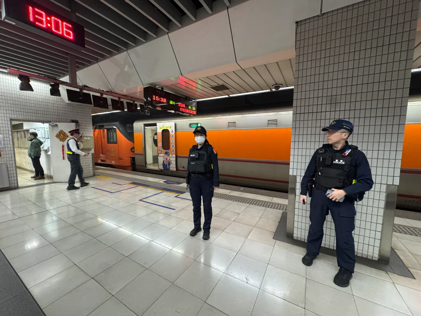 自強號駛入南港站冒煙！疑後連機車鬆軔不良　台鐵急疏散旅客