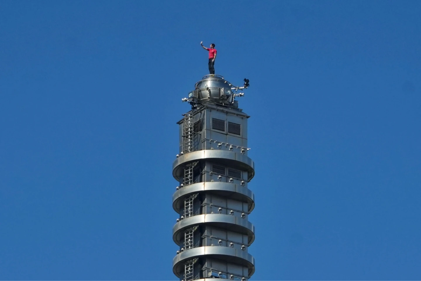直播｜世紀壯舉！40歲王者霍諾德91分鐘徒手攀頂101　他在508米塔尖自拍引歡呼